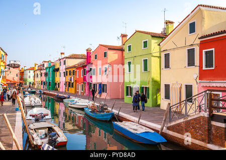 Burano, Italia - Ottobre 2018: turisti passeggiando per le colorate case di pescatori in Burano Foto Stock