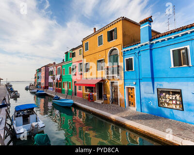 Burano, Italia - Ottobre 2018: una vista di colorate case di pescatori in Burano in un giorno chiaro Foto Stock
