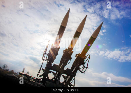 La guerra e l'arma - esercito artiglieria - tattica di terra-aria missili balistici sulla rampa di lancio Foto Stock