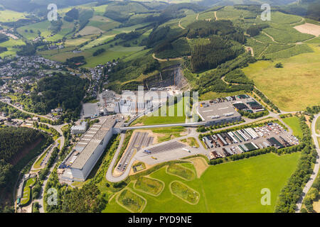 Vista aerea, costruzione birreria C. & A. VELTINS GmbH & Co. KG, Grevenstein, Meschede, Sauerland, Renania settentrionale-Vestfalia, Germania, DEU, Europa, uccelli Foto Stock