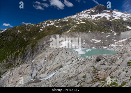 Lago alla fine del ghiacciaio del Rodano e la sorgente del fiume Rodano sul Furka Pass, Svizzera. Foto Stock
