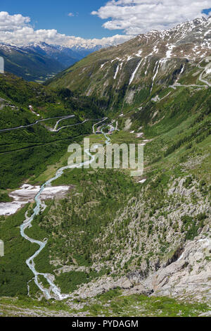 Fiume Rodano, Furka Pass e il Passo del Grimsel nelle alpi svizzere alla fine di giugno con neve ancora sulle montagne. Svizzera Foto Stock