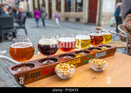 Vari tipi di birra sul piatto di legno nella barra, Bruxelles Foto Stock