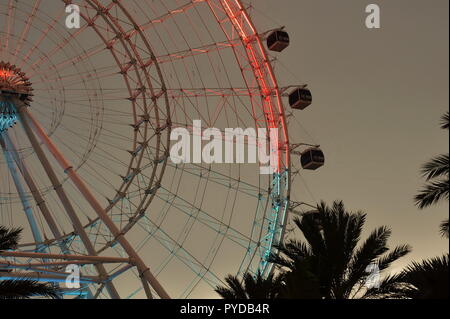 Orlando, Florida ; Agosto 13, 2018: ruota colorata, vista dall'International Drive, Orlando, Florida Foto Stock