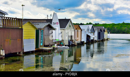 La barca di legno case (Aquaholicks) lungo il molo della città, il lago Canandaigua, uno dei laghi Finger, NY, STATI UNITI D'AMERICA Foto Stock