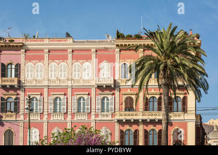 Eleganti edifici di Via Roma fronte mare a Cagliari, Sardegna, Italia Foto Stock