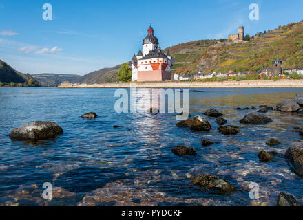 Burg Pfalzgrafenstein sull isola nel Reno con Burg Gutenfels sulla collina in background, basso livello di acqua nel fiume Foto Stock