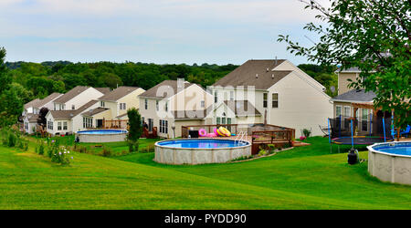 Moderno quartiere residenziale con case supporto su erba verde in Canandaigua, NY, STATI UNITI D'AMERICA Foto Stock