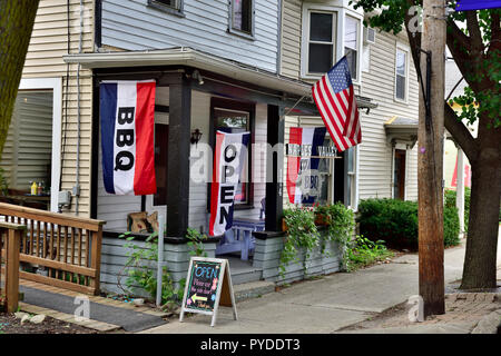 Al di fuori del ristorante barbecue con American e bandiere BBQ, Napoli, Ontario County, New York, Stati Uniti. Foto Stock