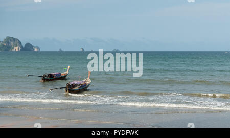 Barche al di ancoraggio con isola in background Foto Stock