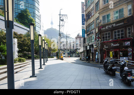 La torre di Namsan è visto nella distanza in questa strada in vista del Jung-Gu distretto di Seoul, Corea del Sud. Foto Stock