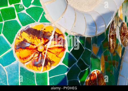 Barcellona, Spagna. Dettaglio del mosaico a Gaudi Parco Guell su una calda mattina di sole. Ottobre 2018. Foto Stock