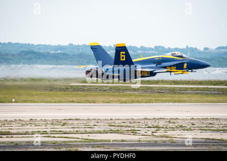 US Navy Blue Angels McDonnell Douglas F/A-18 Hornet tenendo spento Foto Stock