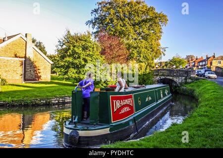 Chiatte e imbarcazioni da diporto di voce e in alto si blocca sul canal a Marple Stockport Regno Unito Foto Stock