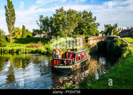 Chiatte e imbarcazioni da diporto di voce e in alto si blocca sul canal a Marple Stockport Regno Unito Foto Stock