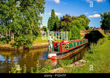 Chiatte e imbarcazioni da diporto di voce e in alto si blocca sul canal a Marple Stockport Regno Unito Foto Stock