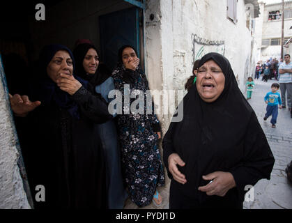I parenti di palestinesi Mohammed Abdel Nabi, che fu ucciso a Israel-Gaza recinzione di confine sono visti lutto durante il suo funerale. Foto Stock