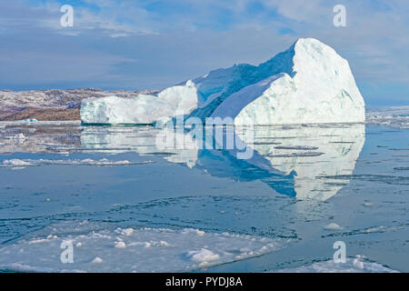 Luminosi riflessi sulle acque artiche vicino Eqip Sermia in Groenlandia Foto Stock