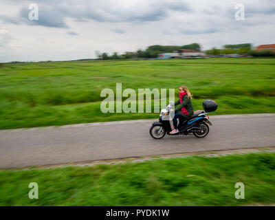 Zaanse Schans, Olanda - 26 Agosto 2018 : una femmina di biker in Zaanse Schans. Zaanse Schans è un tipico olandese piccolo villaggio in Amsterdam, Netherl Foto Stock