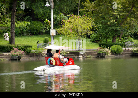 I viaggiatori popolo tailandese la filatura pedalò nel laghetto in giardino di Zoo di Dusit o Khao Din Wana park il 18 settembre 2018 a Bangkok, in Thailandia Foto Stock