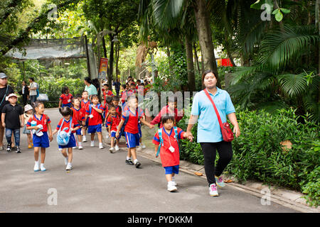 Bambini tailandesi studente visita e tour educativo cercando animale a Zoo di Dusit o Khao Din Wana park il 18 settembre 2018 a Bangkok, in Thailandia Foto Stock