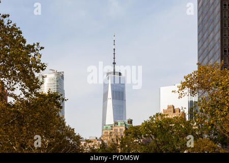 One World Trade Center è chiaramente visibile tra gli altri edifici di Lower Manhattan. L'edificio è la struttura più alto nell'emisfero occidentale Foto Stock