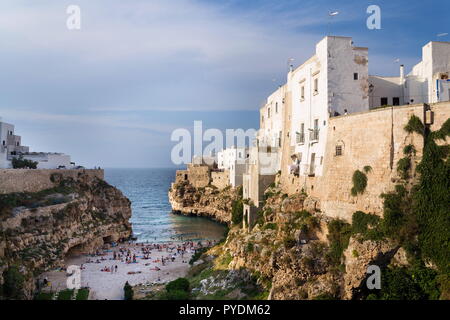 MONOPOLI, Italia - 6 Luglio 2018: la gente sulla splendida spiaggia di Lama Monachile a Polignano a Mare, Mare Adriatico, Puglia, provincia di Bari il 6 luglio 2018 in Monop Foto Stock