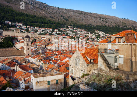 Paesaggio con i tradizionali tegole rosse case nella città vecchia di Dubrovnik in Croazia, Europa meridionale. Foto Stock