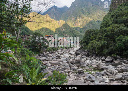 Aguas Calientes Village, vicino a Machu Picchu. Il fiume e le montagne intorno a Machu Picchu in Perù Foto Stock