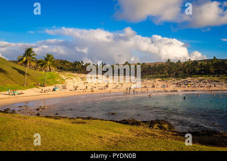 Spiaggia di Anakena in Isola di Pasqua. L'acqua è blu e le palme e la sabbia nel Paradise beach Foto Stock