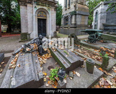 Tombe e cripte di famiglia presso il Cimitero Monumentale di Milano Foto Stock