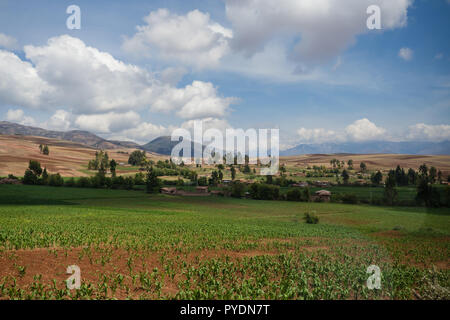 I campi di coltivazione nei pressi di Cuzco in Perù, la gamma delle Ande Foto Stock