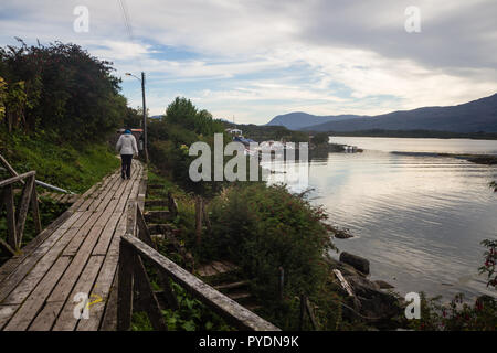 Il Boardwalk all'isolato Puerto Eden in isole di Wellington, fiordi del Cile meridionale. Patagonia Foto Stock