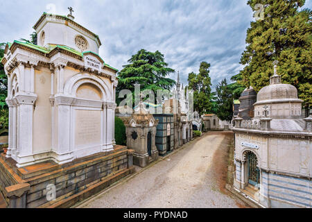 Tombe e cripte di famiglia presso il Cimitero Monumentale di Milano Foto Stock