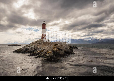 Les Eclaireurs lighthouse isola al centro del Canale di Beagle, vicino alla città di Ushuaia in Argentina. Tierra del Fuego Isola, Patagonia. Foto Stock