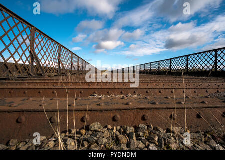 La via del ferro letto di Bennerley viadotto nei pressi di Ilkeston, Derbyshire, Regno Unito Foto Stock