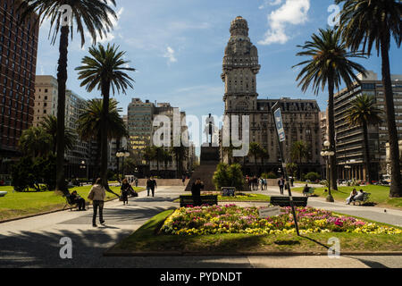 Piazza principale di Montevideo, Plaza de la Independencia, Palazzo Salvo Foto Stock