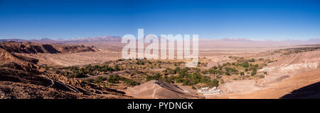 Panoramica di San Pedro de Aacama valle, da Pukara de Quitor. Deserto di Atacama nel nord del Cile Foto Stock