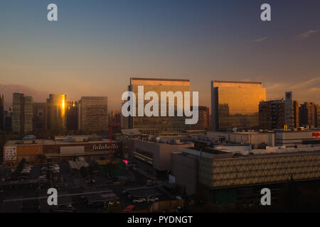 Vista panoramica della città di Santiago del Cile a Las Condes, vista del Parque Arauco mall di lusso Foto Stock