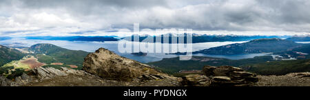 Panoramica del Canale di Beagle e Ushuaia nella sinistra. La Tierra del Fuego National Park si trova nella parte destra. Argentina, Patagonia. Le isole Foto Stock