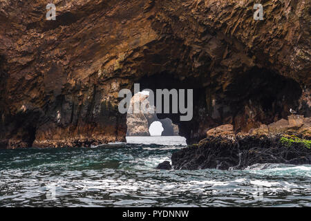 Grotte marine nelle Isole Ballestas in Paracas, Perù. Riserva marina, Perù Foto Stock