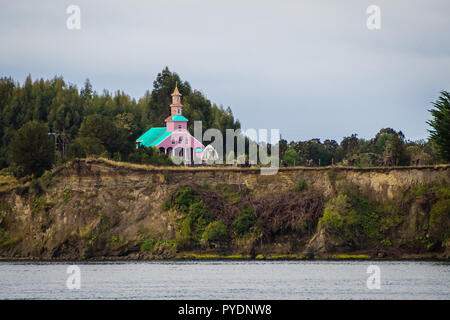 Tipico in legno chiesa in Isola di Chiloe, Cile. Patagonia, visualizza l attraversamento del canale patagonia Foto Stock