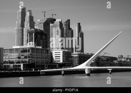 Donna ponte di Calatraba in Buenos Aires. Puerto Madero. In bianco e nero di edifici, fiume e uomo facendo kayak Foto Stock