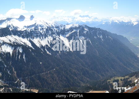 Vista da Les Rochers de Naye, raggiunta dal treno MOB da Montreux. A ovest si trova il Lago di Ginevra e Losanna. A oriente famose cime tra cui Eiger, Monch etc Foto Stock