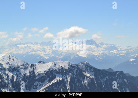 Vista da Les Rochers de Naye di montagne lontane chiamate Dents du Midi. Vicino a Montreux, Lago di Ginevra Foto Stock