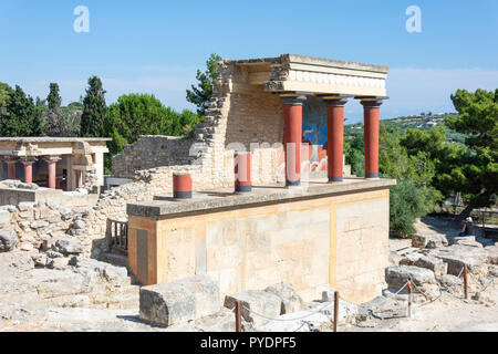 Nord Propylaeum con la carica di bull affresco, palazzo minoico di Cnosso, Heraklion (Irakleio), Regione di Irakleio, Creta (Kriti), Grecia Foto Stock