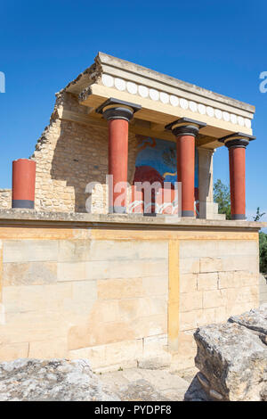 Nord Propylaeum con la carica di bull affresco, palazzo minoico di Cnosso, Heraklion (Irakleio), Regione di Irakleio, Creta (Kriti), Grecia Foto Stock