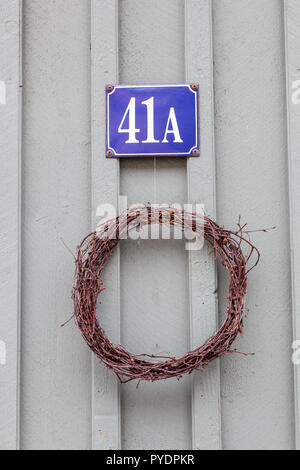 Numero di casa quarantuno una 41a sulla placca di smalto in blu e bianco dalla Svezia Foto Stock