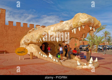 Testa di coccodrillo caratteristica come l'entrata di croco Park, Agadir, Marocco Meridionale, Africa occidentale. Foto Stock