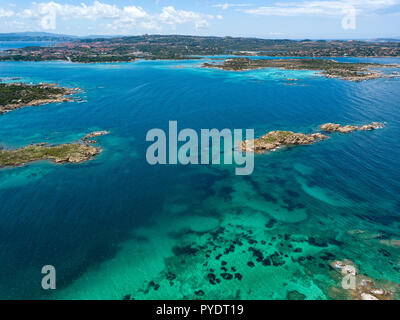 Drone prospettiva aerea oltre l'Archipel di La Maddalena, situato a nord della Sardegna, Italia. Incredibile paesaggio estivo con ambiente roccioso e tu Foto Stock